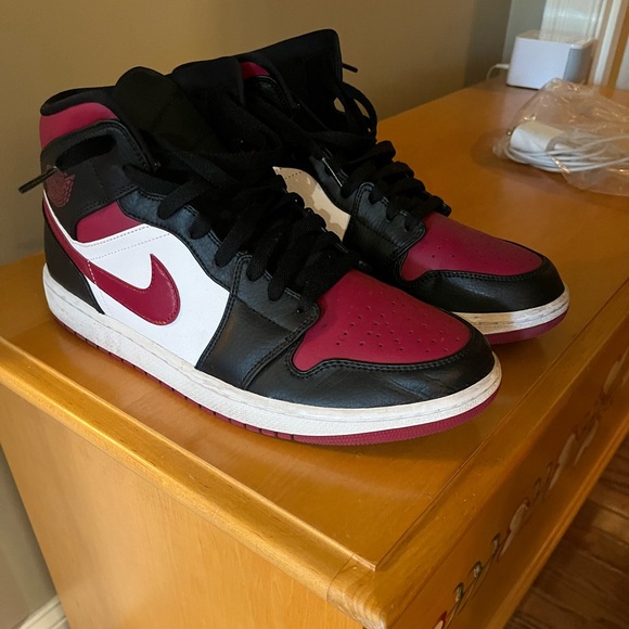 Nike Air Jordan’s Mids 1 Bred Toe Sneakers - Men’s Size 12 - Picture 4 of 4